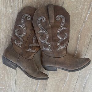 Brown Western Cowboy Boots with Embroidered Design